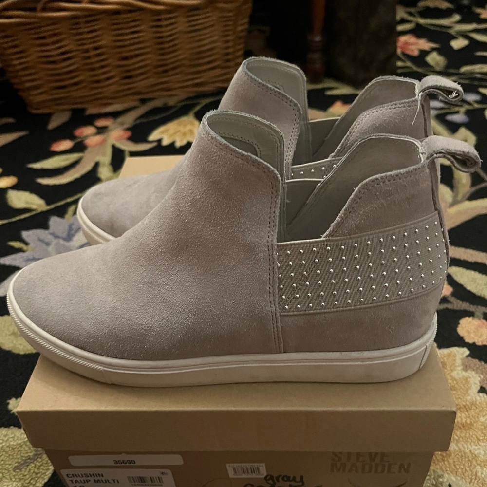 Steve Madden platform sneaker grey suede size 10. Like new in box.